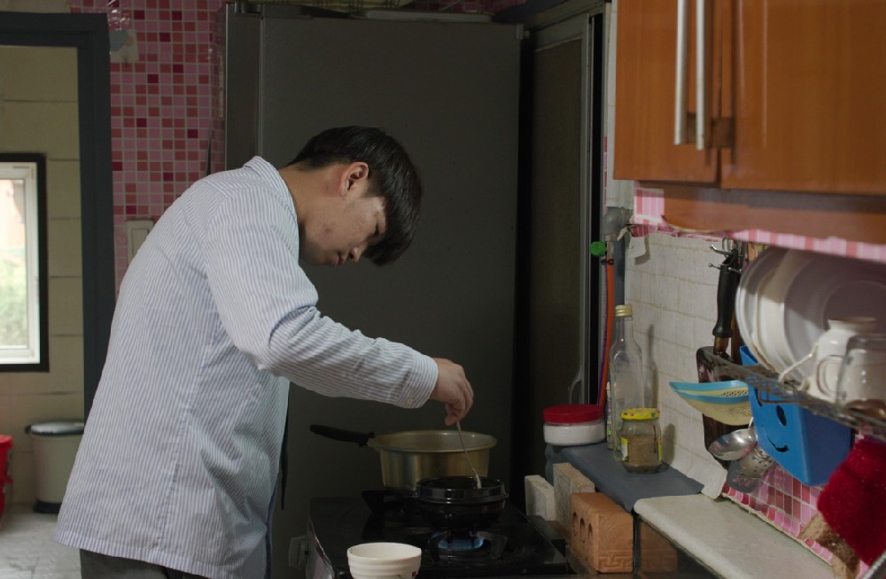 아픈 가족들로 인해 홀로 집안일을 하는 18살 정민이